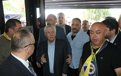 Fenerbahçe Kulübü Başkan Adayı Aziz Yıldırım, taraftarlarla bir araya geldi